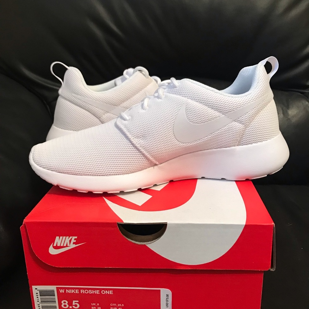 NIKE TENNIS SHOES